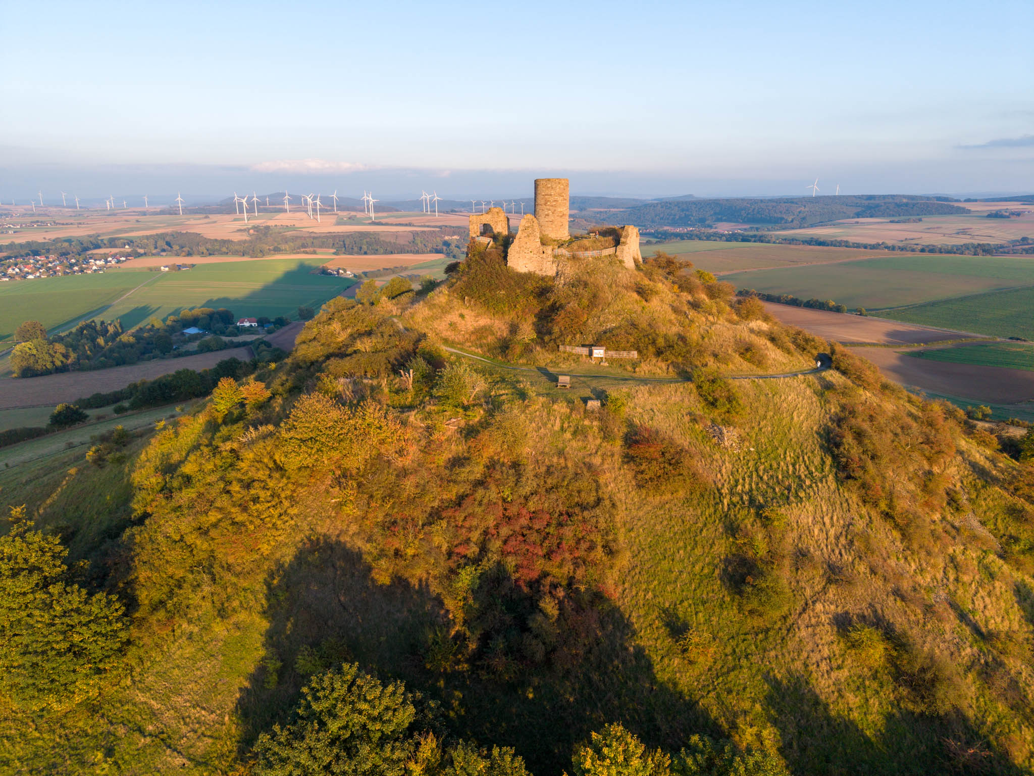 Desnberg mit Burgruine von der Abendsonne beschienen